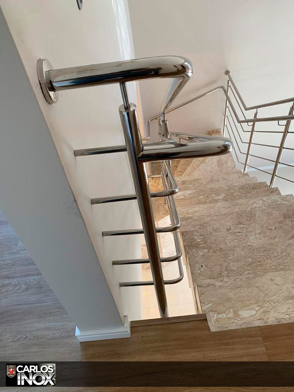 Corrimão interno em escada de mármore
